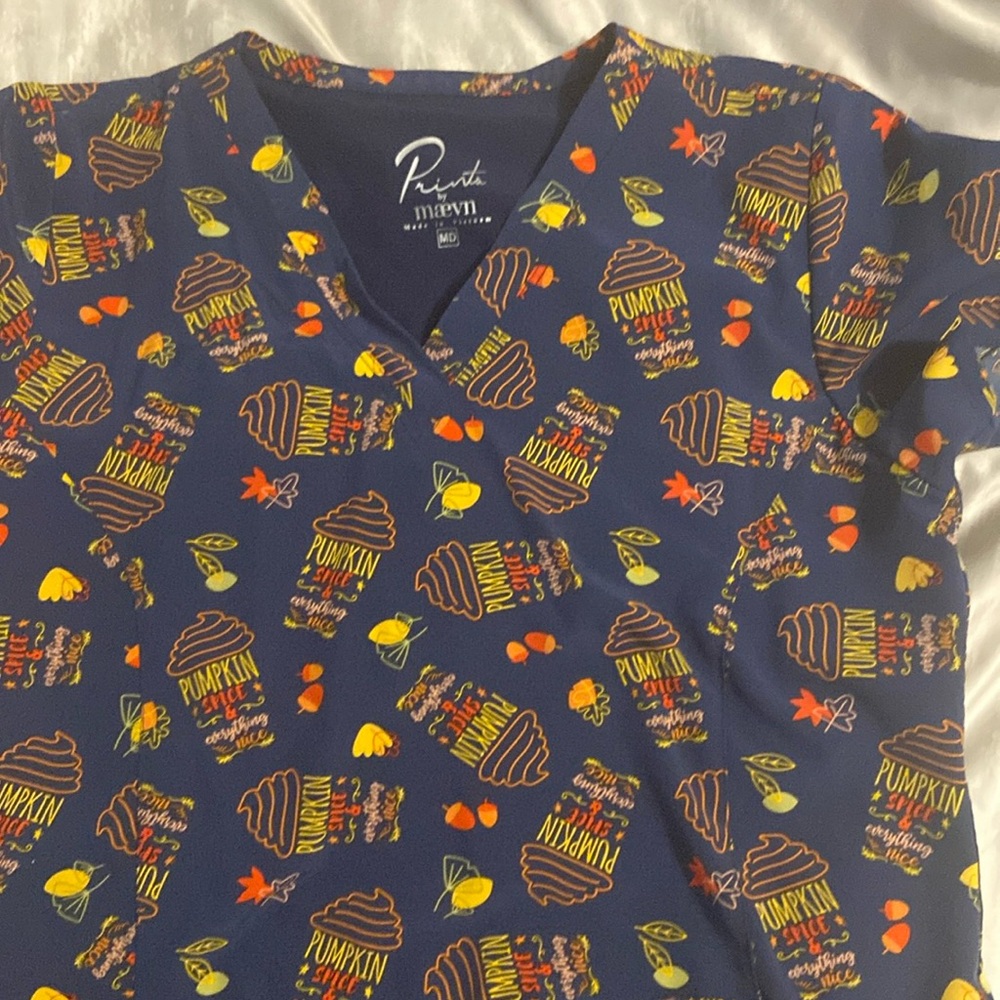 Women’s pumpkin spice scrub top- size medium